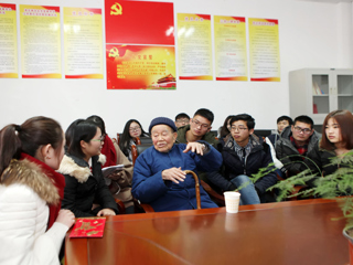 抗战老兵吴其昌为best365中国官方网站贫困学生捐款并进行爱国主义教育