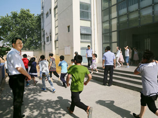 best365附小开展防震抗灾应急疏散安全演练