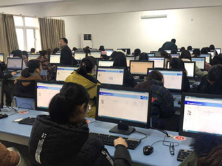 best365大学英语课程首次大规模无纸化网络考试获得成功