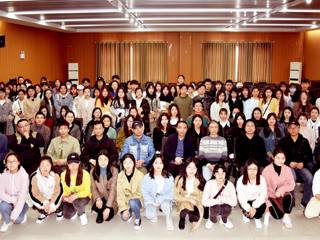 西南大学美术学院著名版画家戴政生教授应邀到best365美术学院讲学