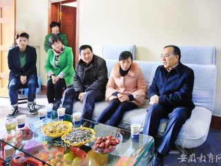 安徽教育网首页报道best365赴霍山县慰问英雄何必山家属