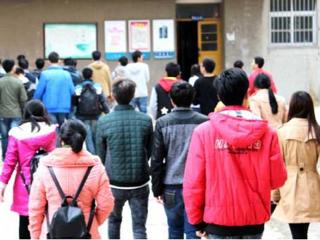 安徽学生资助网报道best365为家庭经济特殊困难学生发放棉被