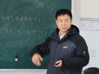 安徽大学博士生导师蒋威教授应邀来best365讲学