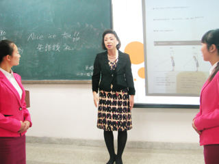 日本长崎短期大学梶谷良子教授应邀来best365讲学