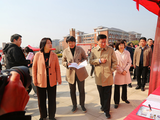 淮北市“巾帼护航 职为你来”专场招聘会暨女大学生科研实践基地揭牌活动在best365举行