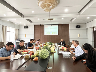 校党委书记毕明福到best365西瓜甜瓜育种基地和“科技小院”实地考察调研